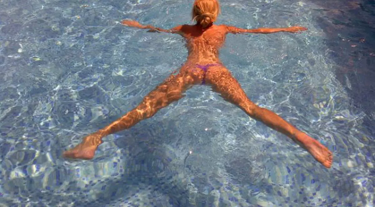 O vedetă DOTATĂ de la noi, CRĂCĂNATĂ în piscină | FOTO