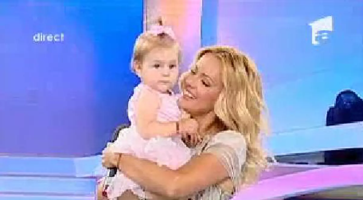 Nu-i stă rău deloc! Uite-o pe Simona Gherghe cu un BEBE în brațe! FOTO