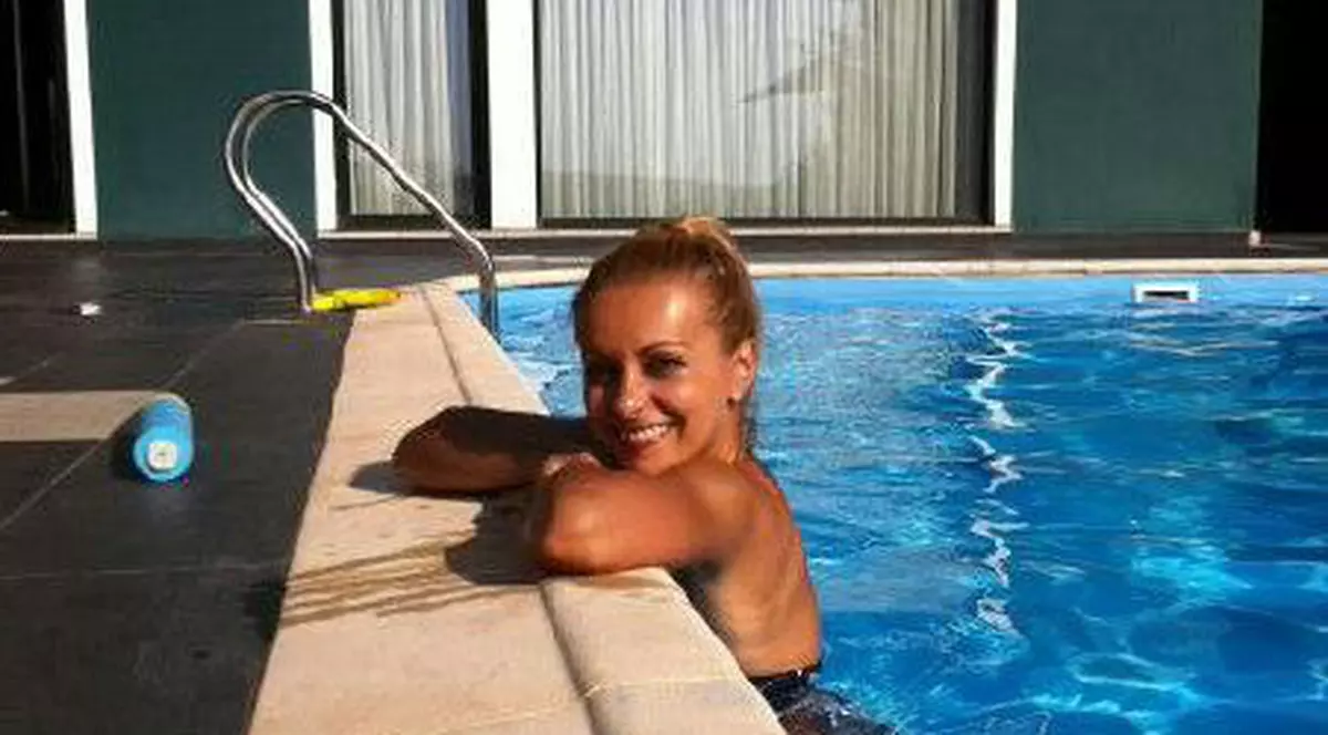Simona Gherghe se răcorește la piscină: "Înving canicula!"   | FOTO
