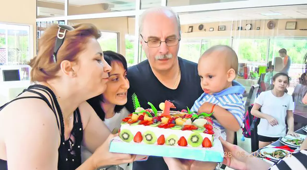 Fosta campioană mondială Gina Gogean i-a tăiat moţul băieţelului ei, Ştefan, care a împlinit vârsta de un an: «Îl fac tenismen»