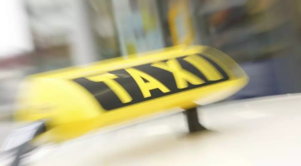Un taximetrist cu alcoolemie de 1,38 la mie s-a răsturnat cu mașina