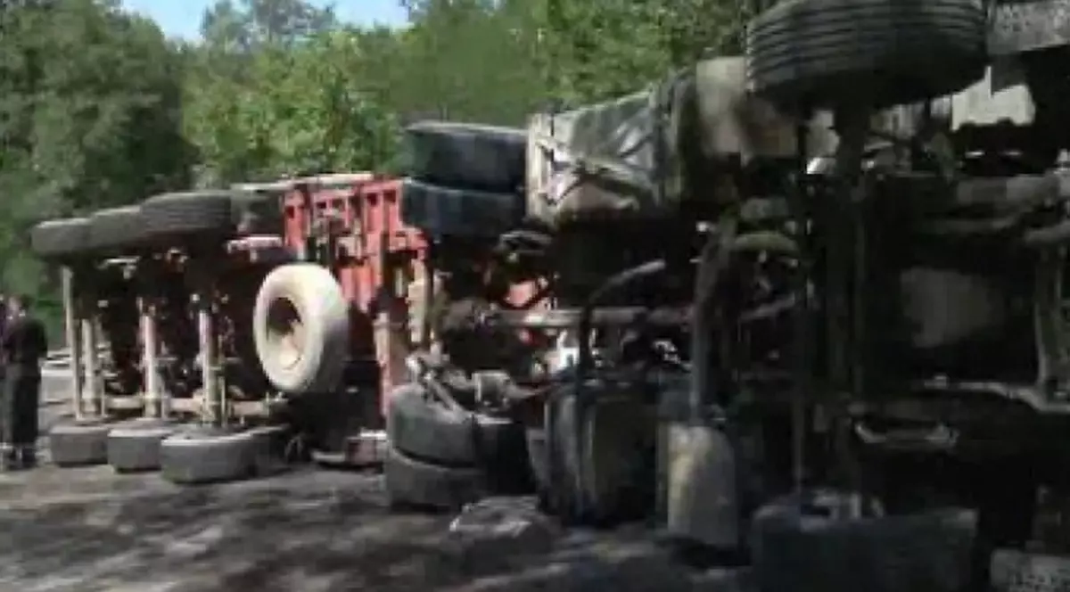 Ce noroc! S-a RĂSTURNAT CAMIONUL PESTE EI şi au scăpat doar cu CÂTEVA ZGÂRIETURI!