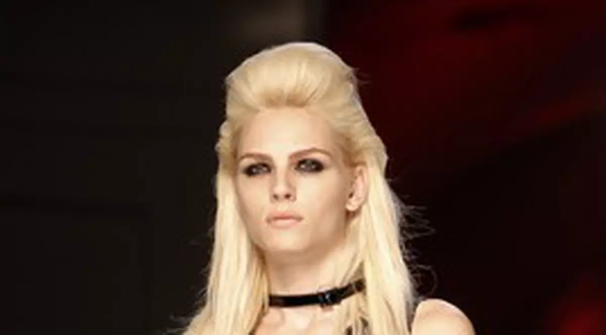 Orice bărbat ar întoarce capul după acest model, însă SURPRIZA este IMENSĂ! FOTO