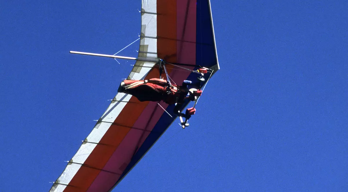 UPDATE | Tragedie în Arad! Un deltaplan s-a prăbușit pe un câmp. Pilotul a murit