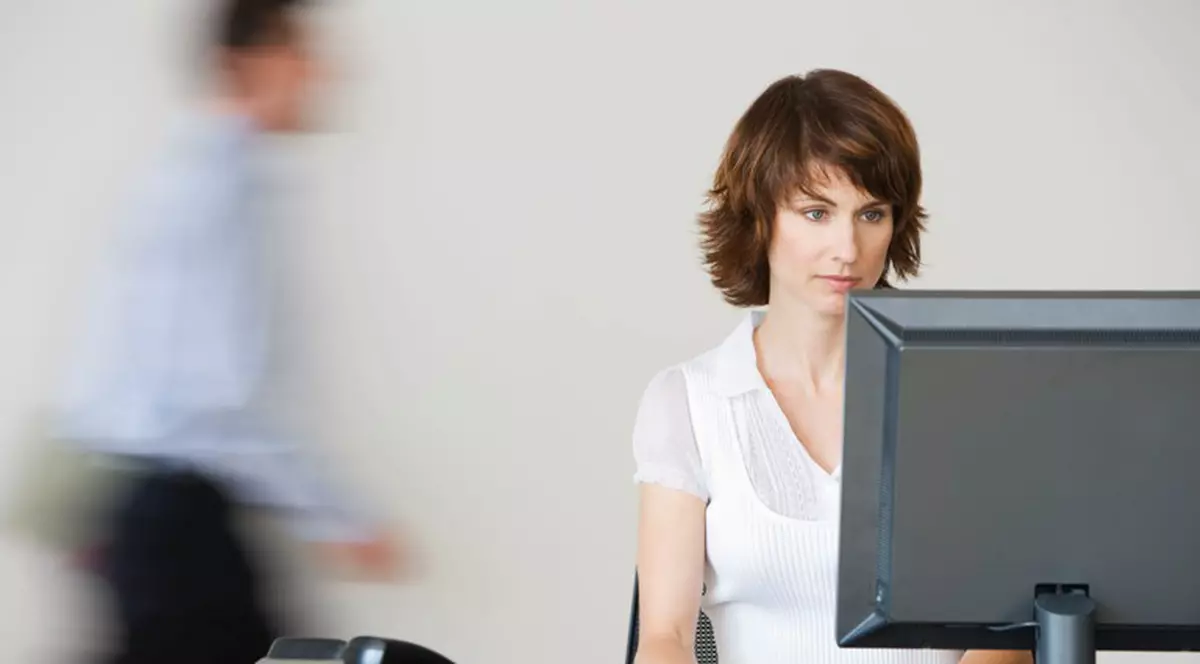 ATENŢIE! Persoanele care stau aşezate pe scaun mai mult de 3 ore pe zi îşi SCURTEAZĂ VIAŢA cu 2 ani