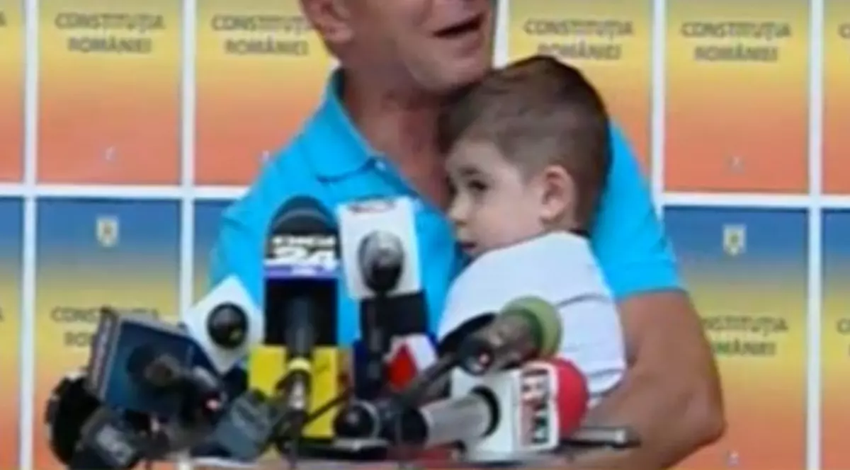 IMAGINEA ZILEI | Traian Băsescu, campanie cu un copil în braţe!