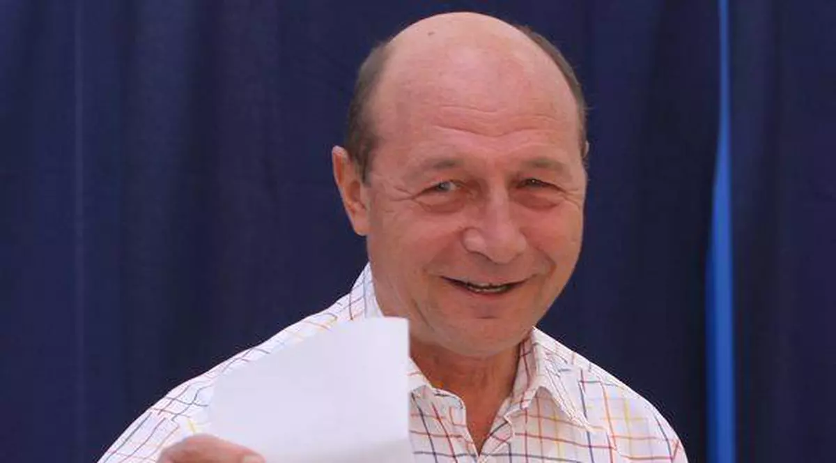 Băsescu: "E nevoie de camere video în secţii. Acum se votează şi în restaurante şi baruri"