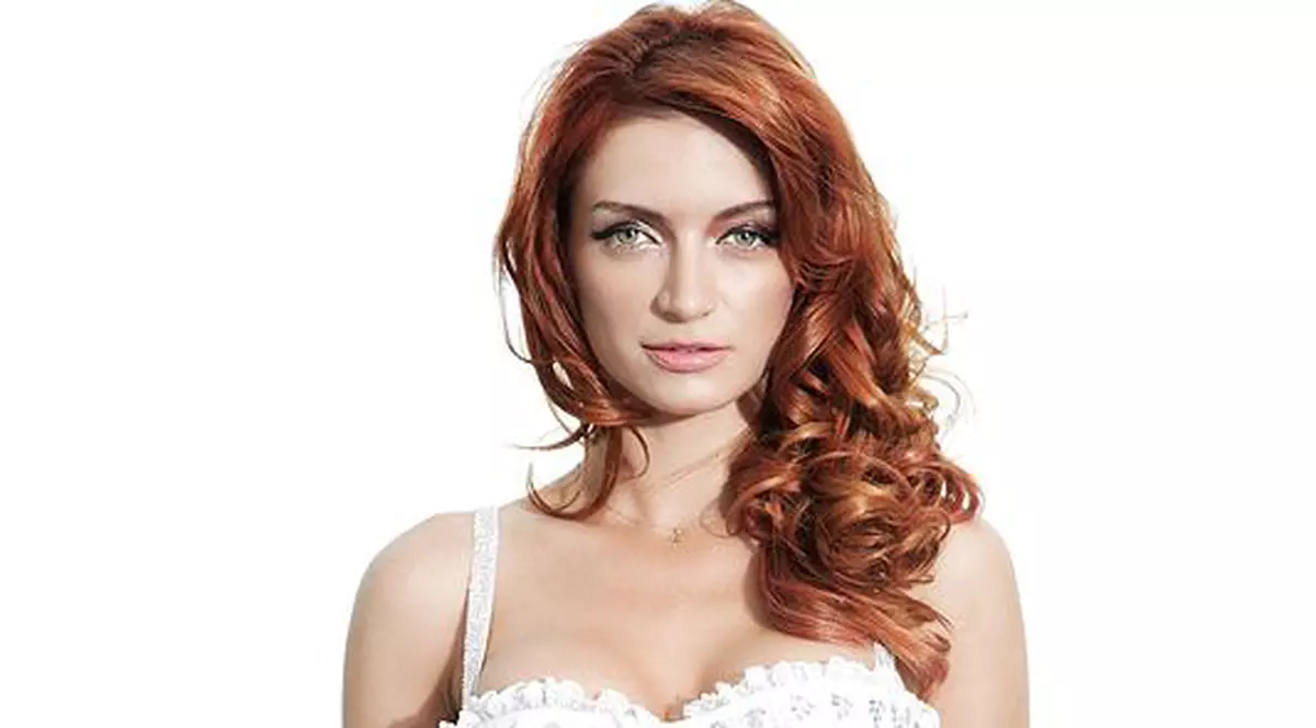 Udrea cântă la un nai din sticlă, bătut cu 500 de cristale Swarovski  