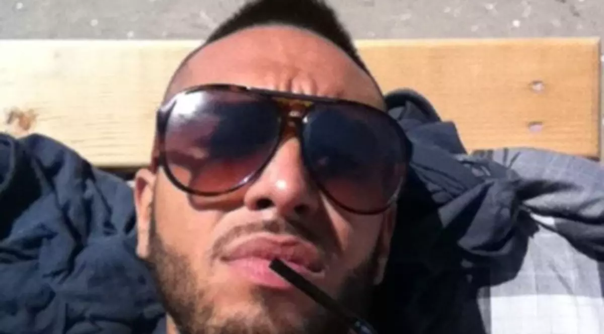 Alex Velea îşi caută vecini de... şezlong! Măreşte imaginea să vezi cu ce poză îşi înnebuneşte fanii