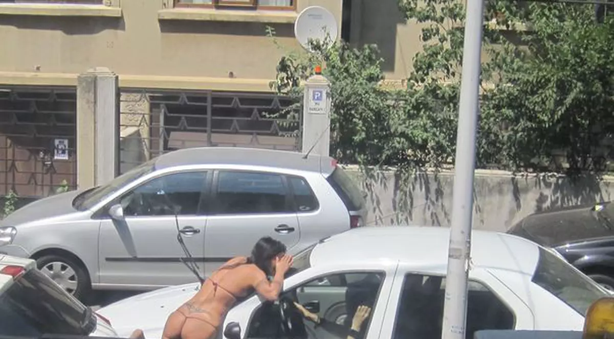 INIMAGINABIL! Zăvoranca, APROAPE GOALĂ şi agăţată de maşina iubitului după o ceartă cumplită cu el