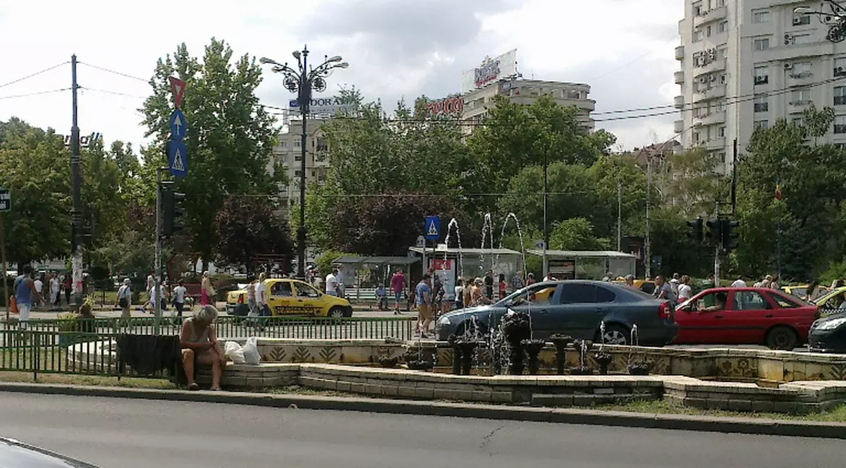 Şi-a ÎNTINS HAINELE LA USCAT fix pe un GARD DIN CENTRUL CAPITALEI!