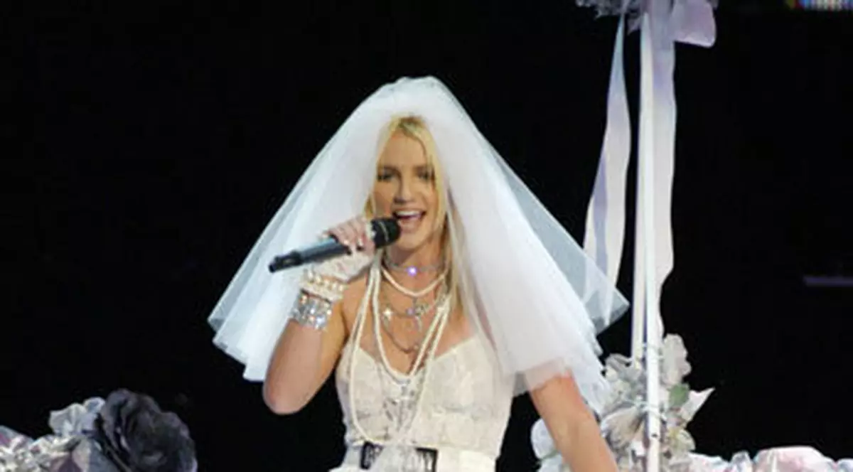 Britney Spears se pregăteşte de nuntă! Cheltuie sume ENORME pe băi cu apă Evian!
