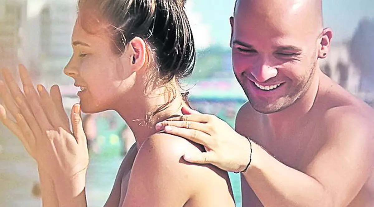 Ea la Urgenţă, el cu alta la plajă!