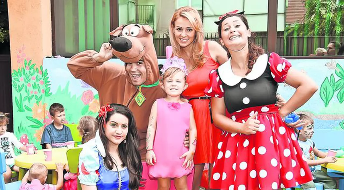 Ce fericite sunt lângă Minnie, Scooby-Doo şi Albă ca Zăpada!