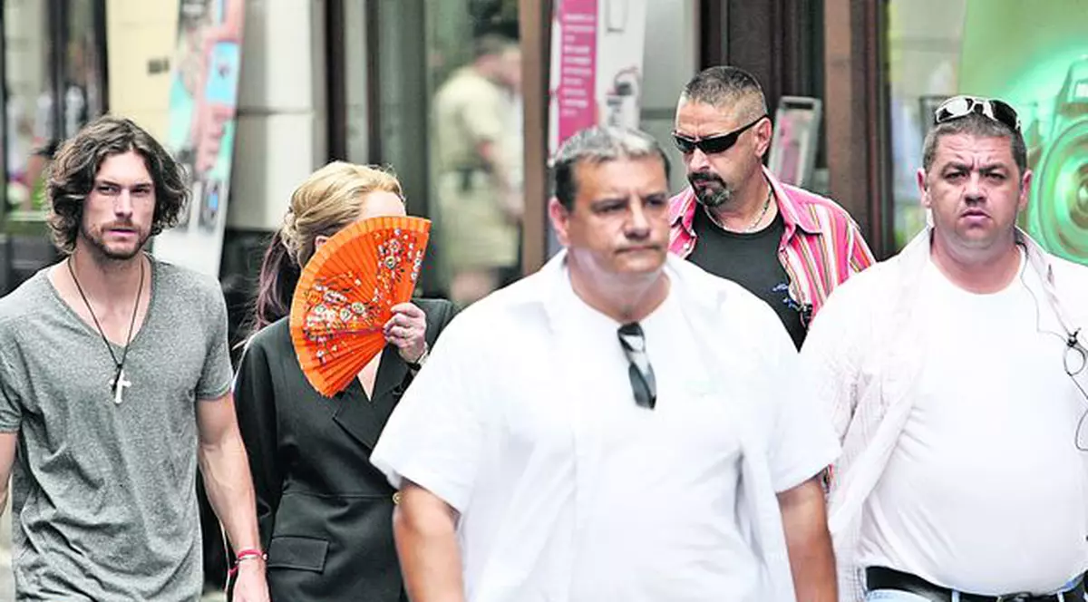 Sharon Stone, ascunsă după evantai