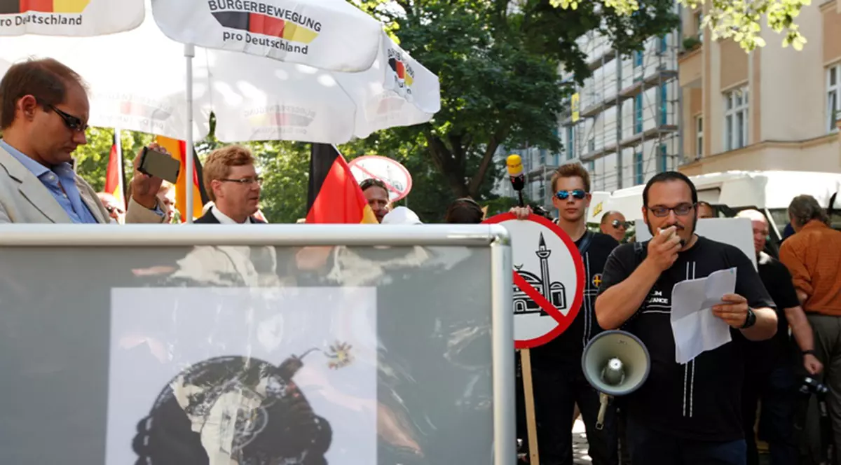 Extremiştii germani INSTIGĂ LA VIOLENŢĂ! Caricatură cu Mahomed, afişată în faţa unei moschei