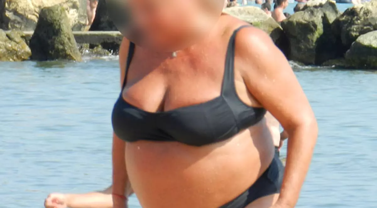 VEDETA TOPLESS şi cu TANGA, imaginea pe care n-o vei uita niciodată. Dă fuga la Eforie, poate o mai prinzi... pe viu!