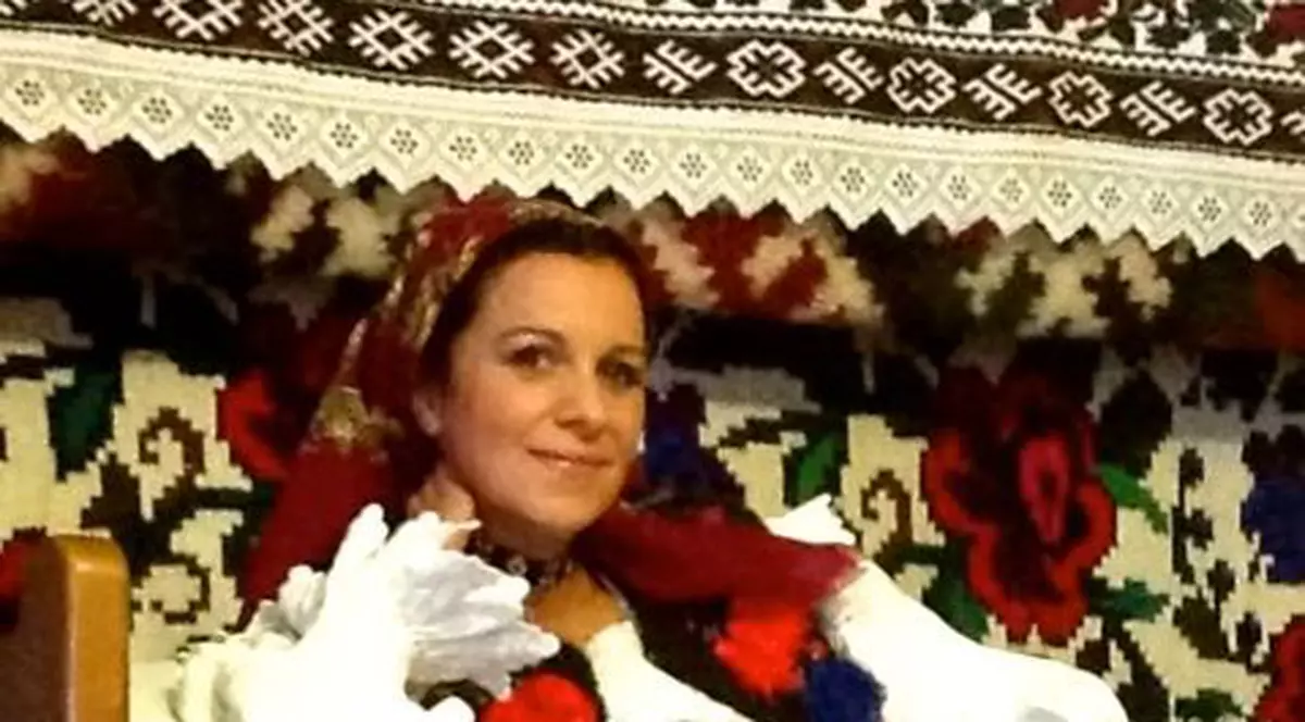 Angela Gheorghiu, mândră de originile ei româneşti! Iat-o pe celebra soprană internaţională în straie populare! FOTO