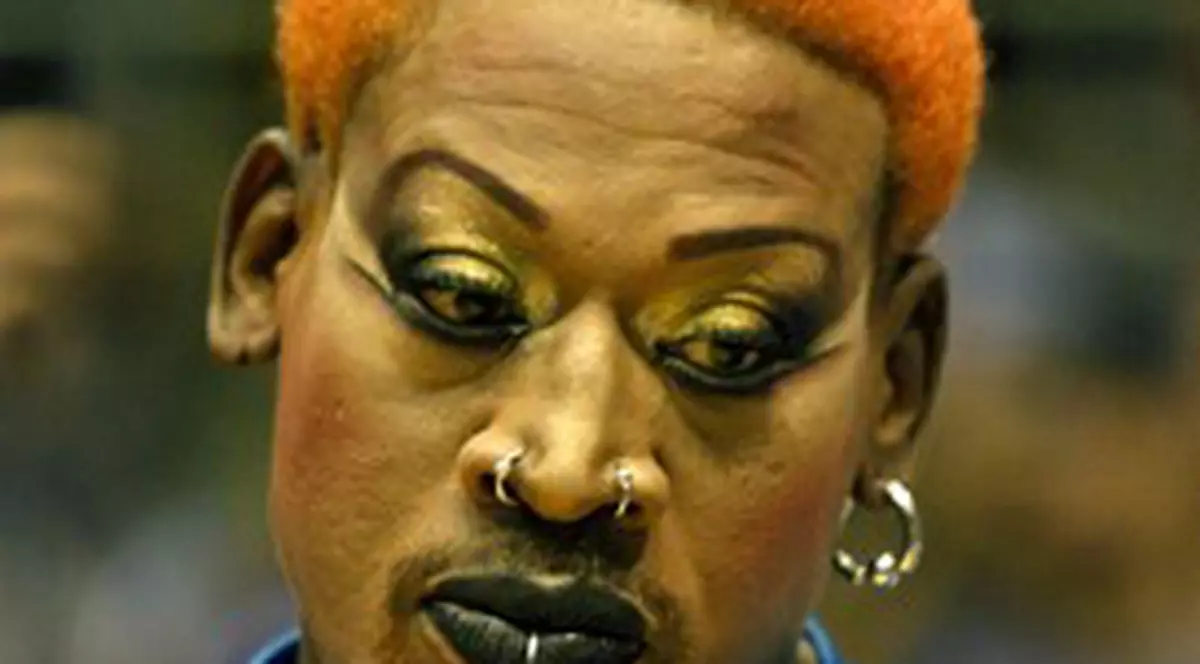 A fost unul dintre cei mari baschetbalişti ai lumii, iar acum este doar un MĂSCĂRICI! Iată-l pe Dennis Rodman cum a apărut în public! FOTO