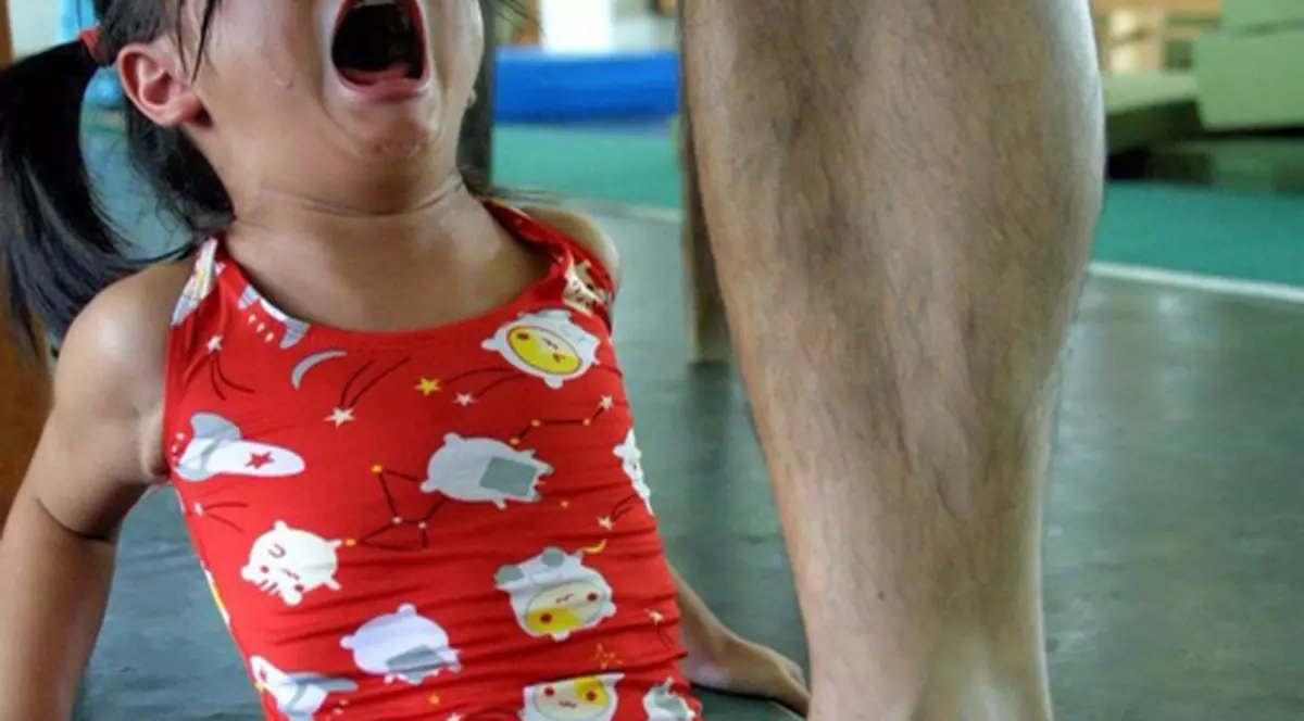 IMAGINILE DURERII! Trec prin IAD ca să aducă AURUL OLIMPIC CHINEI! Uite la ce tratamente sunt supuși sportivii de mici! FOTO