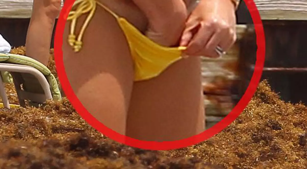 DUMNEZEULE! VEDETA prinsă la mare cu MÂNA ÎN CHILOŢI PÂNĂ LA COT! Se scarpină sălbatic la părul pubian | FOTO