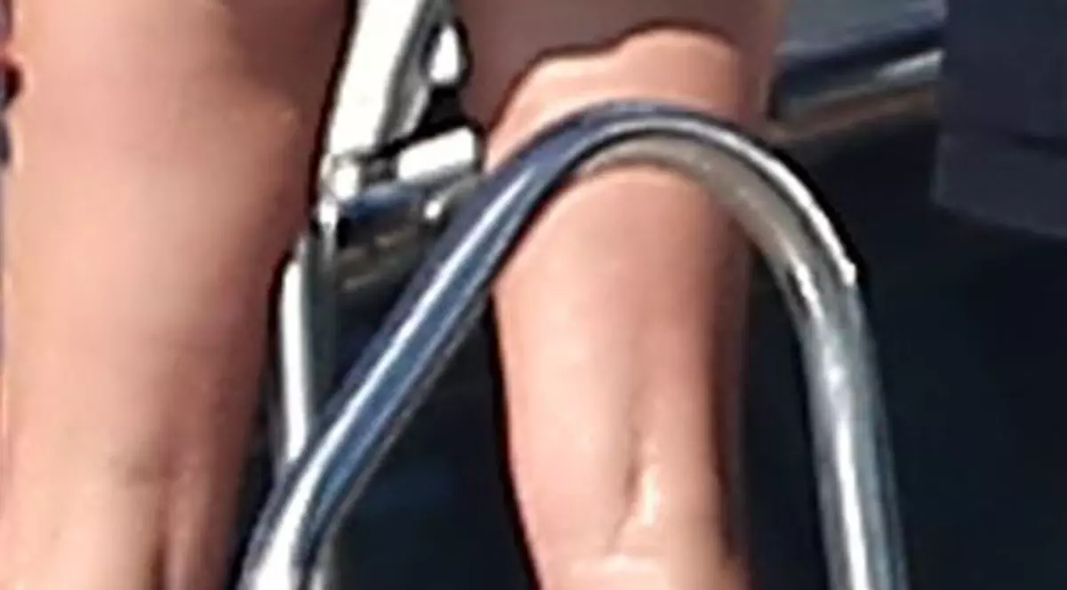 BEA, FUMEAZĂ, are aproape 40 de ani și NU-I găsești CELULITA nici cu LUPA! MODEL CONTROVERSAT, pe iaht în Saint Tropez | FOTO