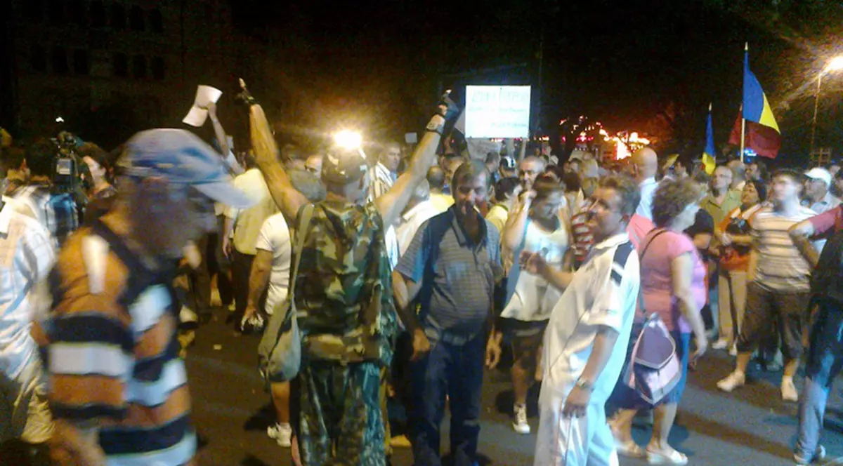 INCIDENT la mitingul anti-Băsescu! O tânără a leșinat în Piața Universtității și a fost dusă la spital