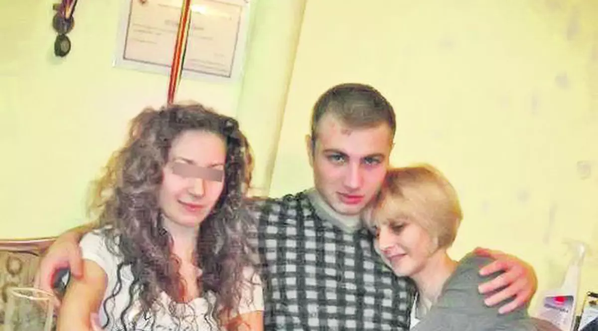 Bogdan Vlădan, fiul ucigaşului de la Perla, a postat pe internet o fotografie în care apare în braţele mamei