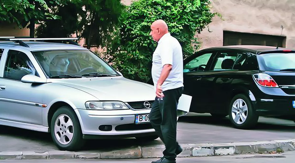 Marciuca, la volan, cu telefonul la ureche