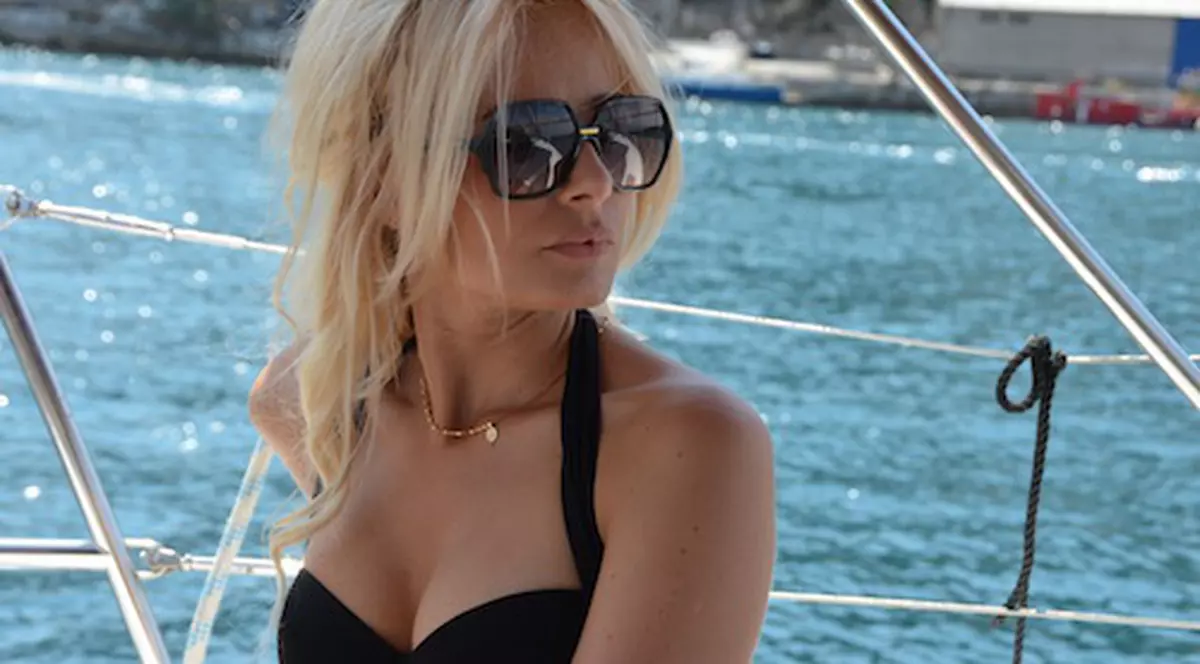 E reală? Doamne, ce FRUMOASĂ e Laura Cosoi | FOTO