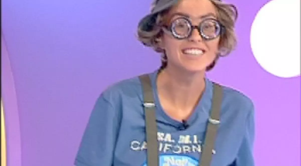 Facem pariu că nu ştii cine e vedeta? Indiciu: e brunetă şi se iubeşte cu un fotbalist | FOTO