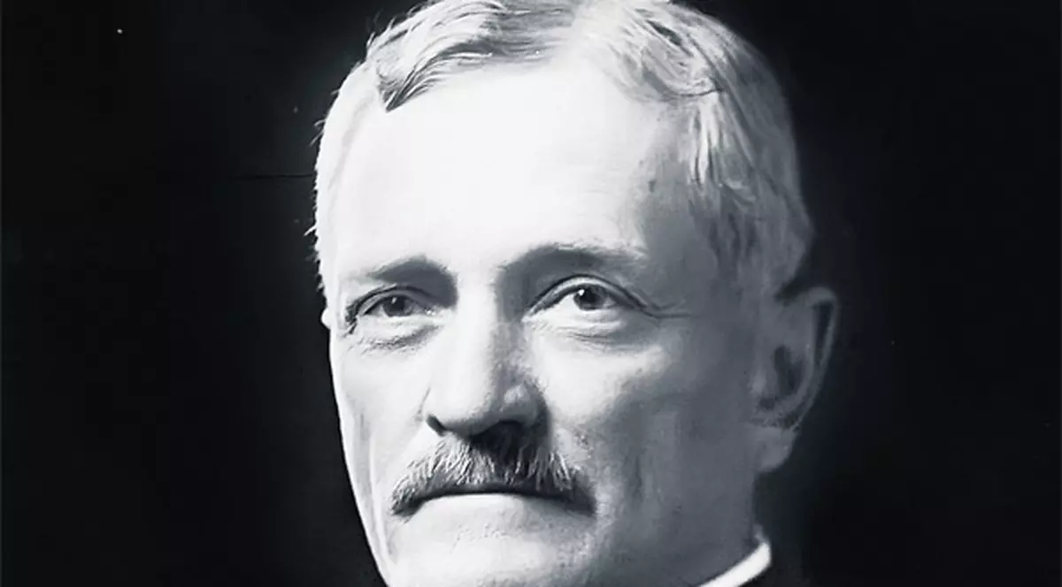 O româncă i-a sucit minţile celui mai tare general american! 