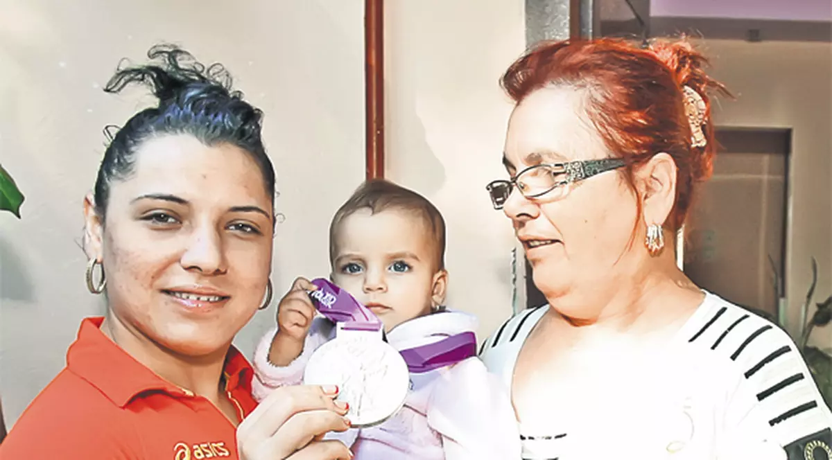 Roxana Cocoş, vicecampioană olimpică la haltere, despre nepoţica sa: «Asta mică îmi va călca pe urme»