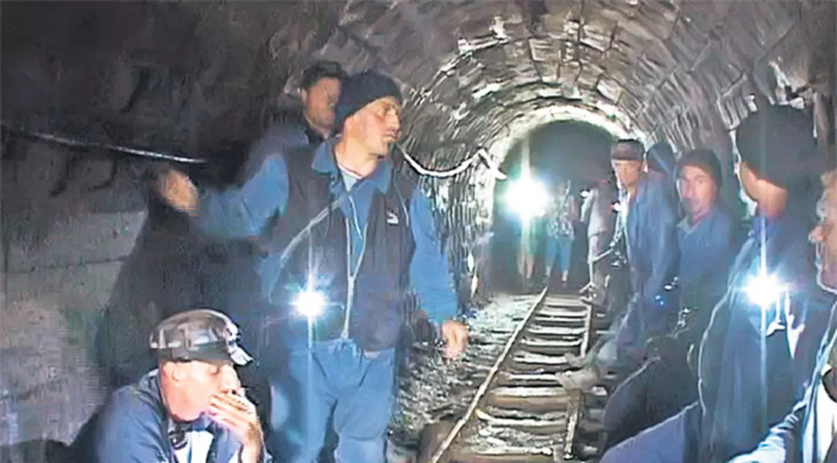 500 de ortaci de la exploatarea Crucea din Suceava se expun pericolului iradierii. S-au blocat în mina de uraniu!