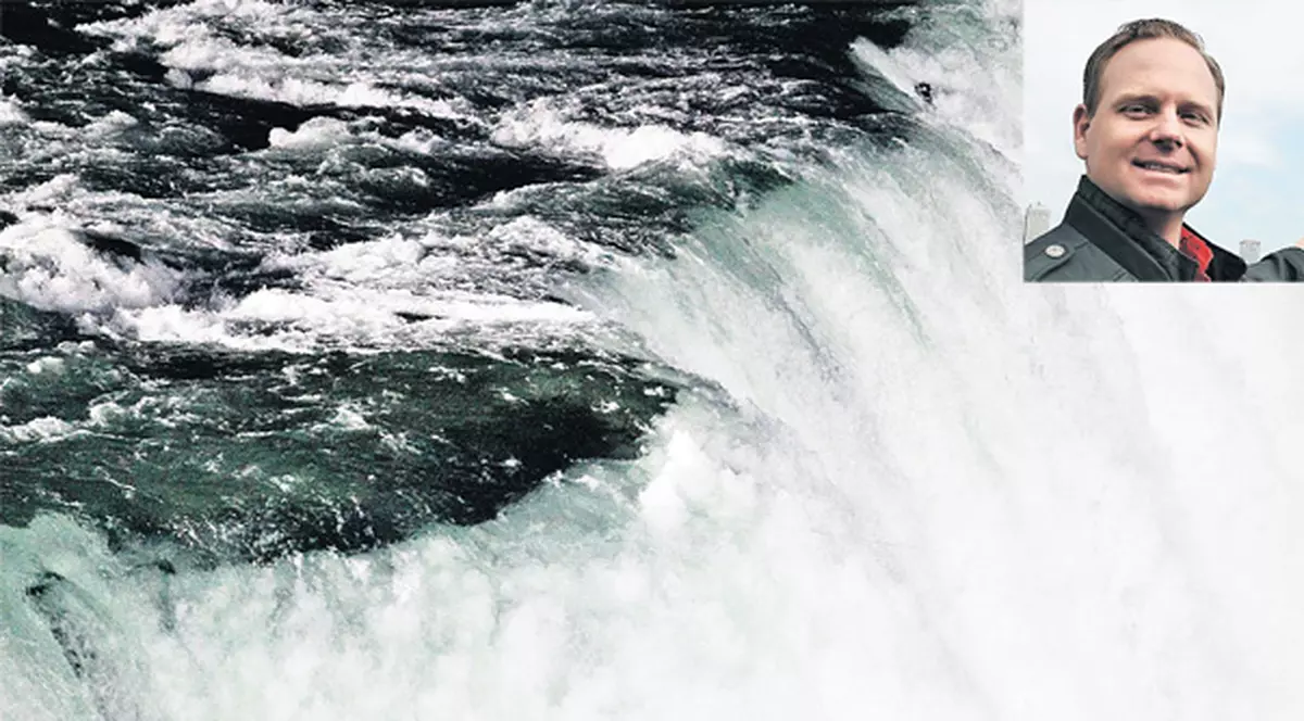 Nik Wallenda, primul om care a traversat cascada Niagara păşind pe o sârmă: «Am dat interviuri când mergeam pe cablu»