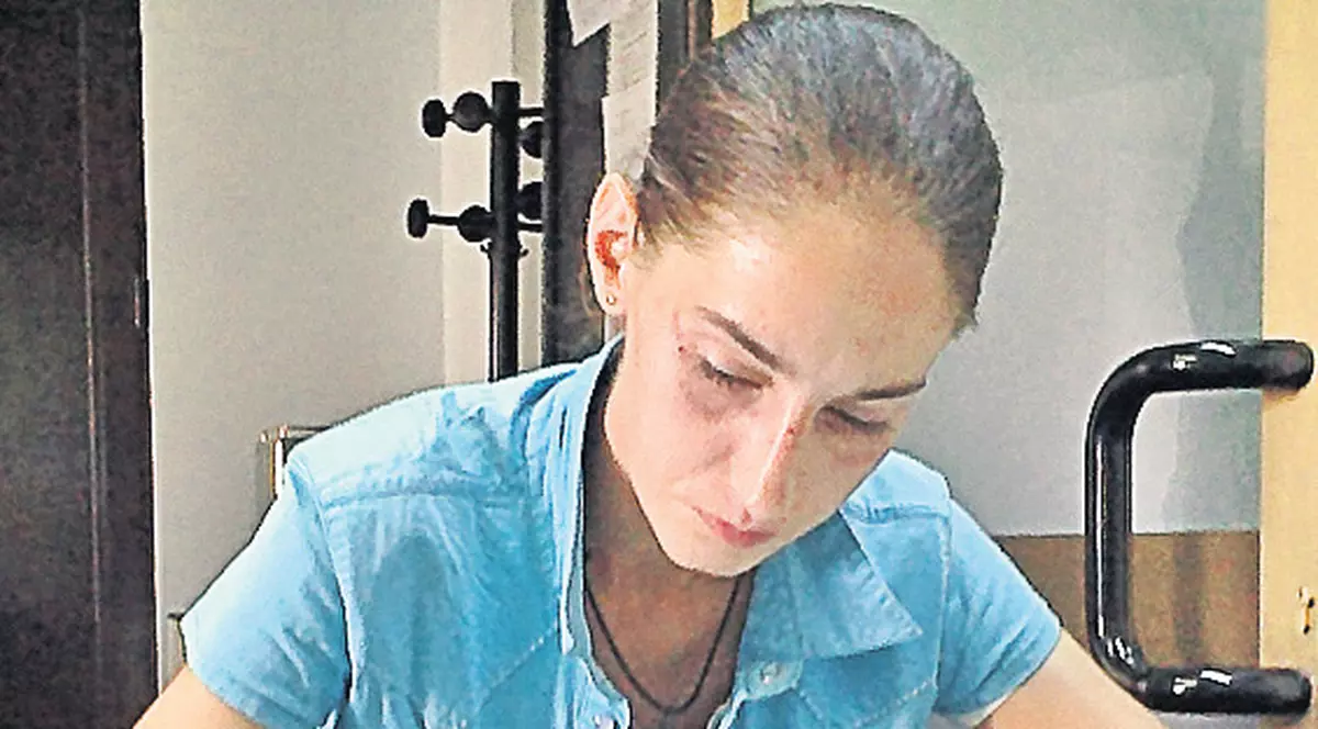 Tânăra care a înşelat zeci de oameni, reţinută de poliţişti în plină acţiune