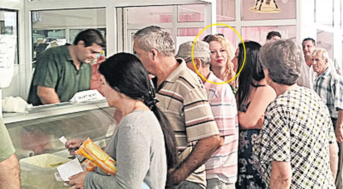 Lis şi Oana, faza verii la mare. O imagine cu multă brânză şi-un pic de verde, de la doamna