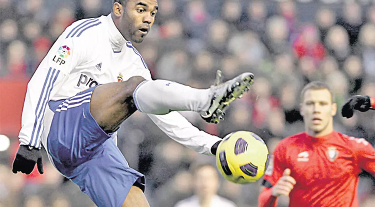 După ce Becali l-a refuzat pe jucătorul Sinama Pongolle pentru că e negru, Steaua riscă sancţiuni