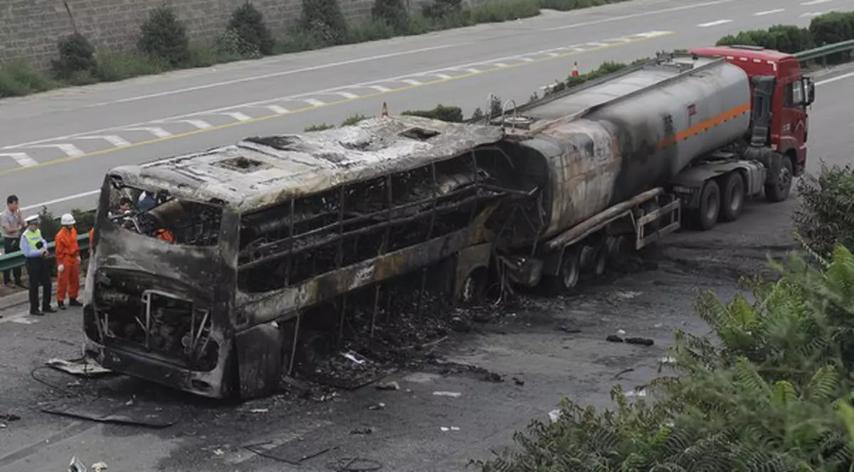 Grav accident în China: cel puţin 36 de morţi, în urma unei coliziuni între un autobuz şi o cisternă