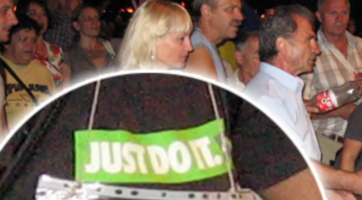 "BĂSE, DU-TE ÎN...." Continuarea e INIMAGINABILĂ! Un DETALIU FABULOS de la protestele din Piaţa Universităţii