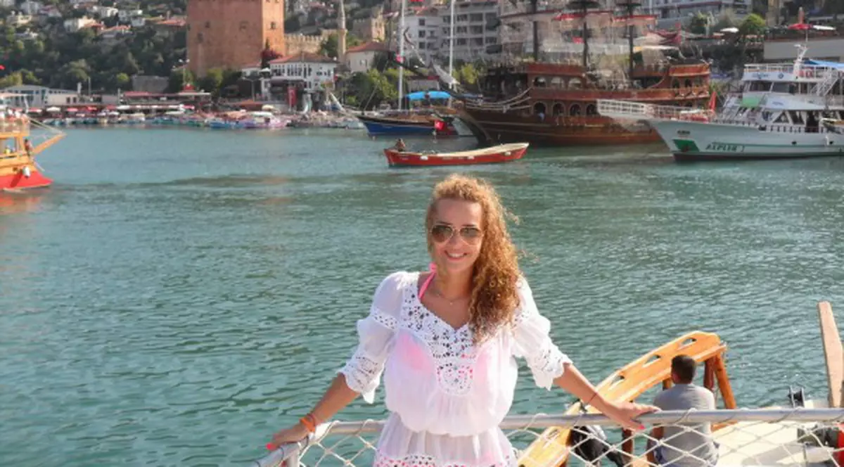 După ce a intrat la Actorie, Alexia din "Pariu cu viaţa" s-a răsfăţat cu sporturi nautice în Turcia