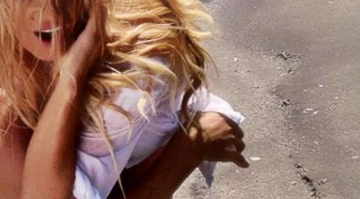 RĂVĂŞITĂ, PIPĂITĂ, UDĂ, în EXTAZ! Uite-o pe Andreea Bănică, ÎNGENUNCHEATĂ de PLĂCERE! Şi SOŢUL ce zice?