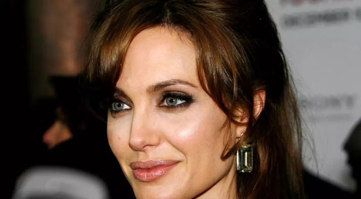 SCRISOARE MISTERIOASĂ! Ce i-a scris Angelina lui Brad, la câteva luni după ce s-au cunoscut