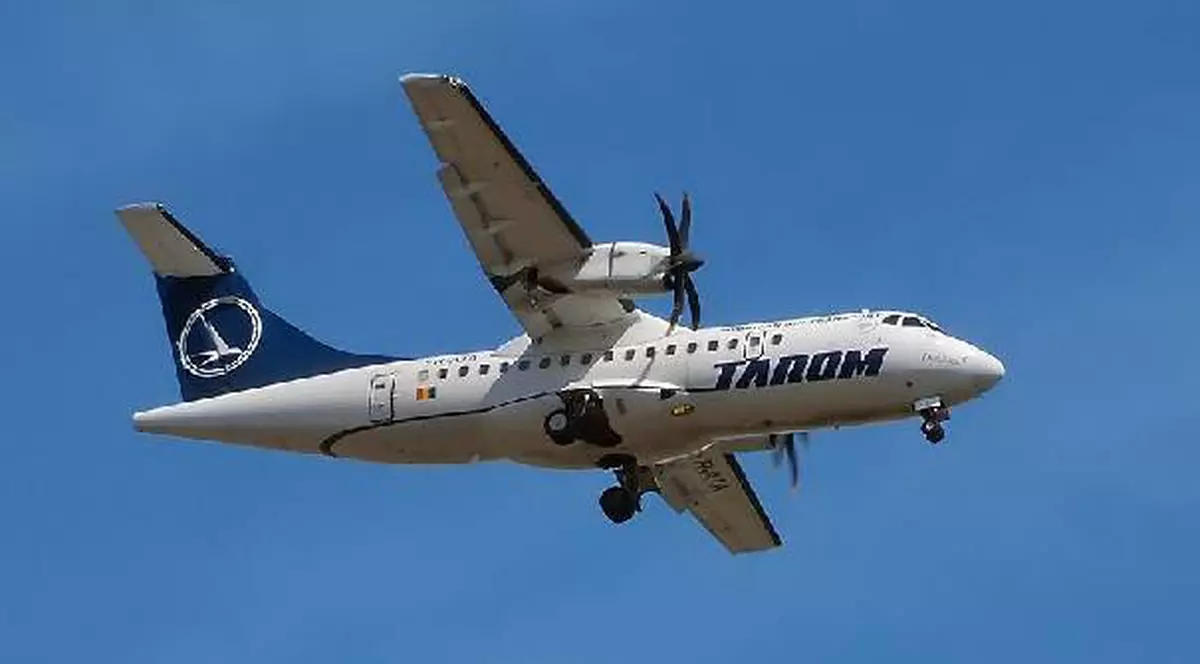 PANICĂ pe aeroport! Un avion al companiei Tarom a ieşit de pe pista la aterizare