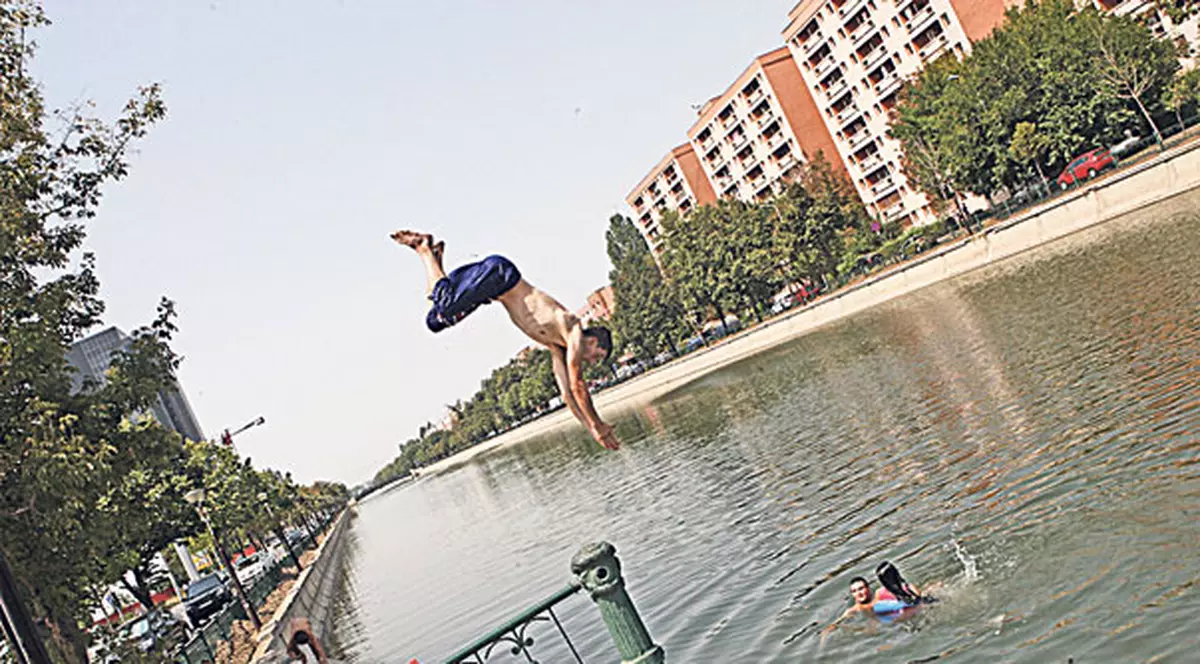 Căldura e pentru unii mumă şi pentru alţii ciumă: În Capitală e prilej de bălăceală... în ţară e motiv de jale şi de foamete