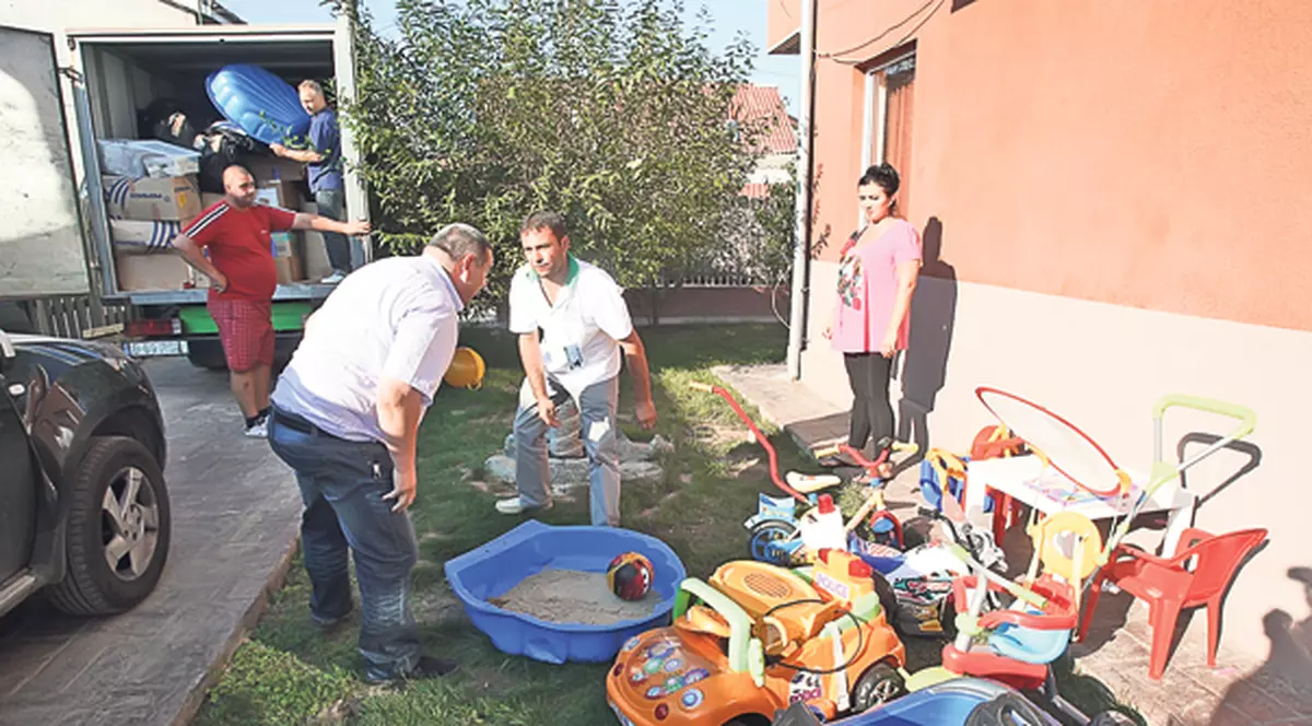 Catrafusele vedetei livrate în 76 de cutii | Prigoană a făcut un pas decisiv în războiul care poate duce la divorţul de soţia sa, Adriana Bahmuţeanu | FOTO