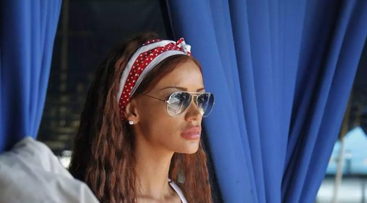 "Biencuţa a dat cu mucişorii în fasole. E deşteaptă de nimereşte gropile!". Vezi CINE DĂ DE PĂMÂNT CU ROŞCATA