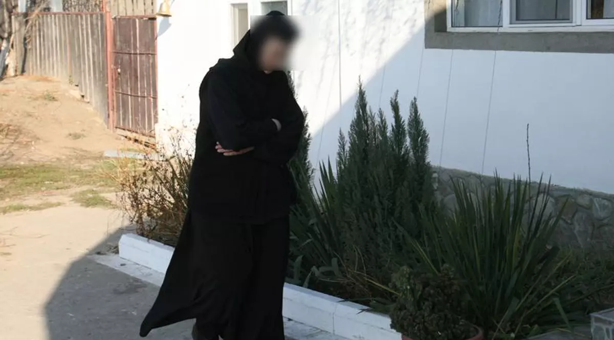 ȘOCANT! O măicuță a fugit de la o mănăstire din Bihor pentru că era BĂTUTĂ cu FURCA de stareță