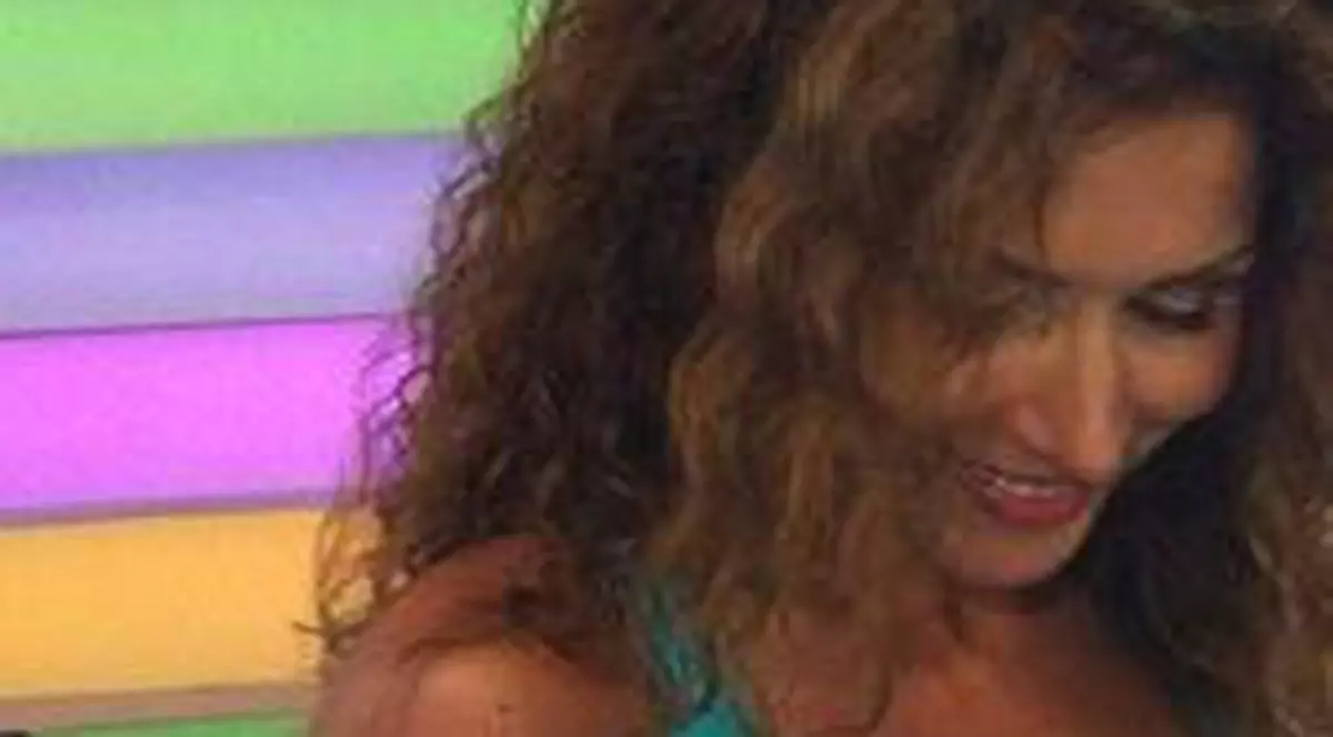 BADEA, uite cum se holbează un bărbat în decolteul iubitei tale! BONUS: Cum reacționează Carmen Brumă la privirea insistentă