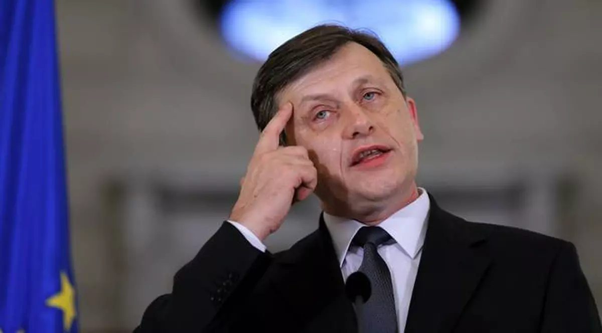 Antonescu a semnat decrete pentru eliberarea din funcţie a consilierilor numiţi de el la Cotroceni  